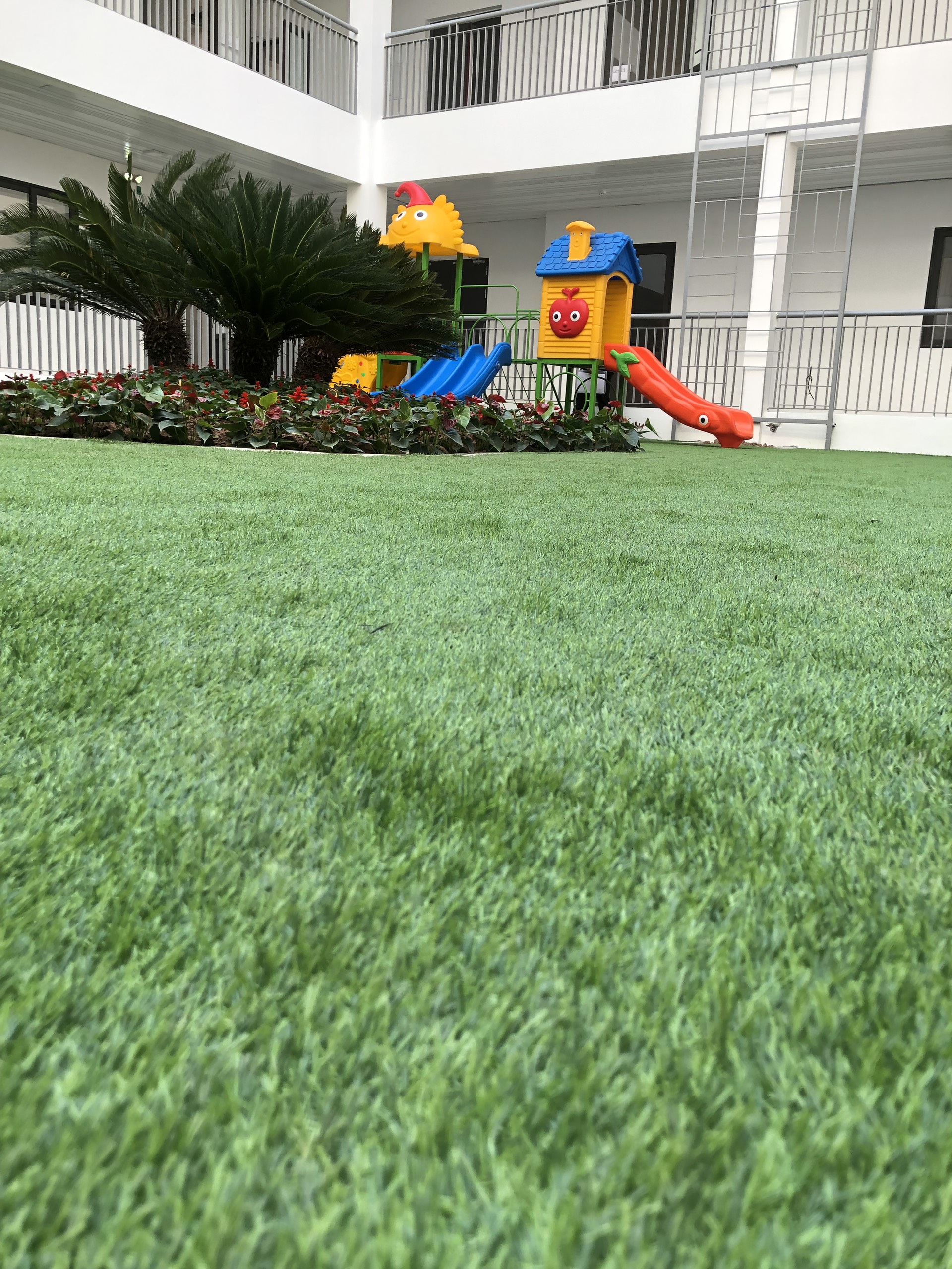 Khi nào cần cải tạo cỏ nhân tạo cho sân bóng?